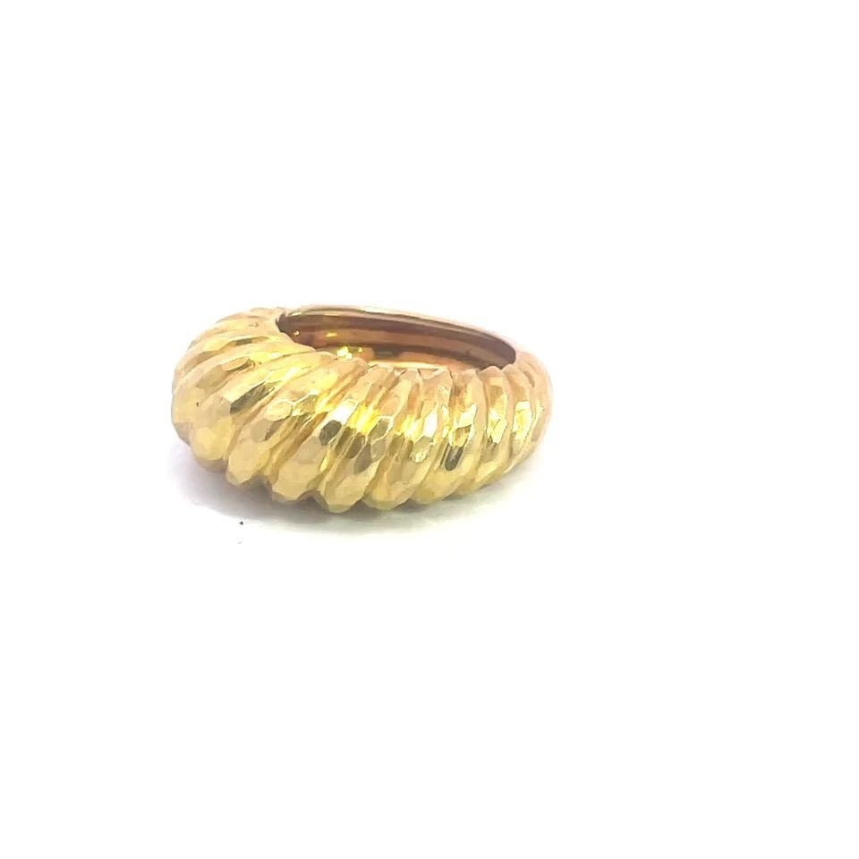 DAVID WEBB GOLD RING 18K YELLOW HAMMERED SHELL STYLE: DAVID WEBB GOLD RING 18K YELLOW HAMMERED SHELL STYLE This beautiful luxurious David Webb ring is crafted from 18k yellow gold featuring a unique shell shape design from high dome top to the shanks wit