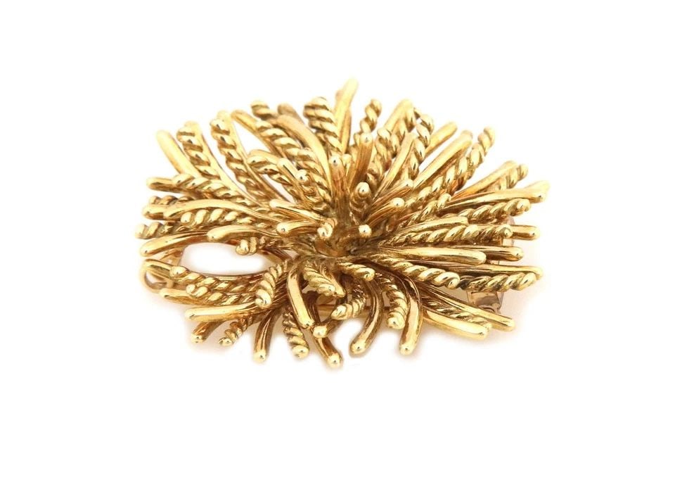 TIFFANY & CO. VINTAGE 18K YELLOW GOLD CABLE WIRE FLORAL BROOCH: TIFFANY & CO. VINTAGE 18K YELLOW GOLD CABLE WIRE FLORAL BROOCH The product is a vintage Tiffany & Co. brooch crafted from 18k yellow gold with a classic cable wire design and floral motif. It is signe