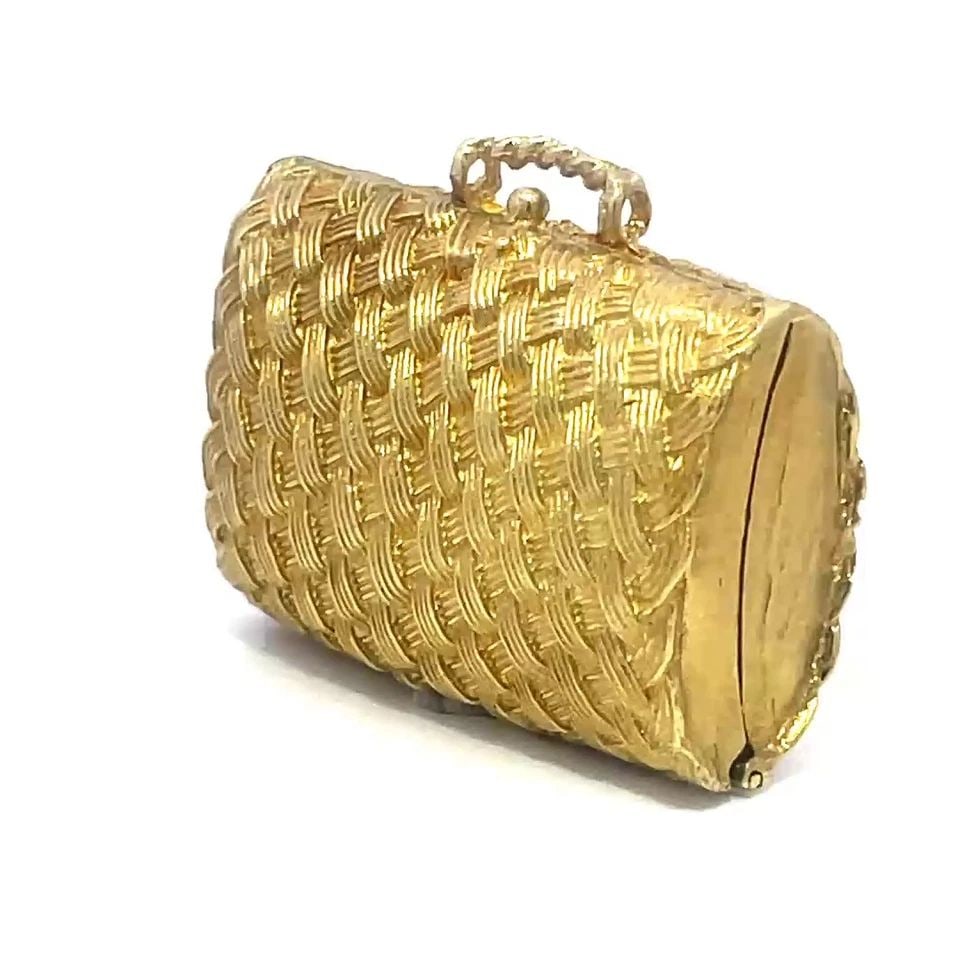 GOLD 3D PURSE PENDANT 18K YELLOW BASKET WOVEN VINTAGE HANDBAG: This lovely Gold 3D Purse Pendant is also served as a pill box with a small storage area; it is a fine piece of vintage jewelry that features a handbag shape in a classic yellow gold color with textur