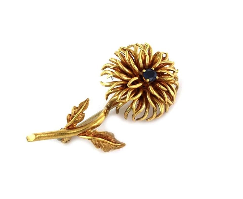 TIFFANY & CO. VINTAGE SAPPHIRE 18K YELLOW GOLD FLOWER BROOCH: TIFFANY & CO. VINTAGE SAPPHIRE 18K YELLOW GOLD FLOWER BROOCH Tiffany & Co. Vintage Sapphire 18k Yellow Gold Flower Brooch Description This lovely authentic vintage brooch is from Tiffany & Co. It is c