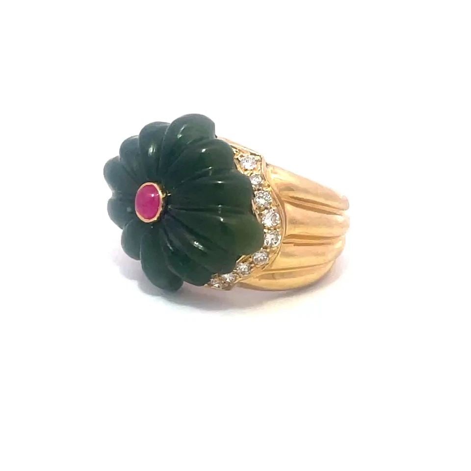 ANDREOLI DIAMOND GOLD RING 18K YELLOW GEMSTONE FLORAL STYLE: ANDREOLI DIAMOND GOLD RING 18K YELLOW GEMSTONE FLORAL STYLE This is a beautiful cocktail ring by designer Andreoli, it is a fine piece of jewelry featuring a large green gemstone carved into a flower 