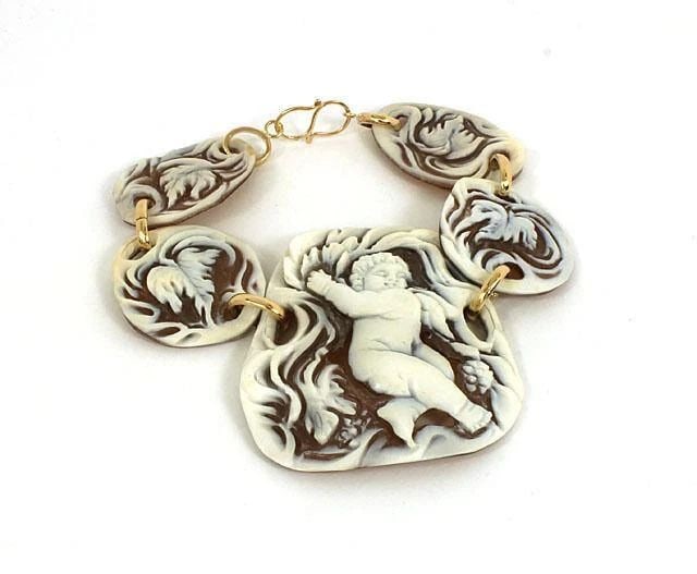 VINTAGE 9K YELLOW GOLD HIGH RELIEVE SHELL CAMEO LADIES BRACELET LIQUIDATION: VINTAGE 9K YELLOW GOLD HIGH RELIEVE SHELL CAMEO LADIES BRACELET Vintage 9K Yellow Gold High Relieve Shell Cameo Ladies Bracelet Description This is a lovely vintage bracelet, the links and clasp is cr