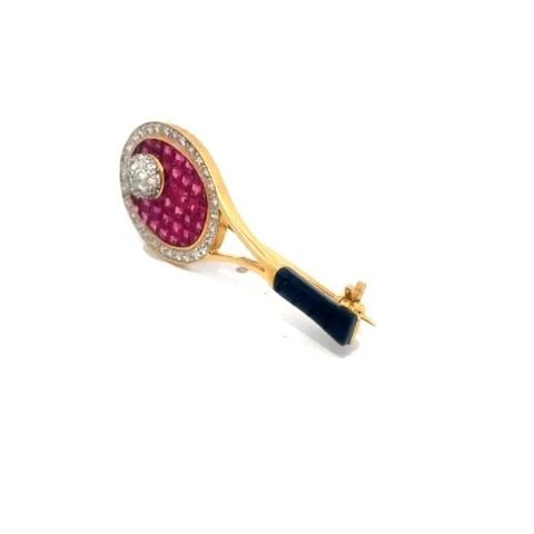 BROOCH PIN TENNIS RACKET DIAMOND YELLOW GOLD 18K RUBIES & ONYX: BROOCH PIN TENNIS RACKET DIAMOND YELLOW GOLD 18K RUBIES & ONYX This is a well set and sculpted tennis racket, crafted from 18k yellow gold featuring invisible square cut rubies as the net with a pave 