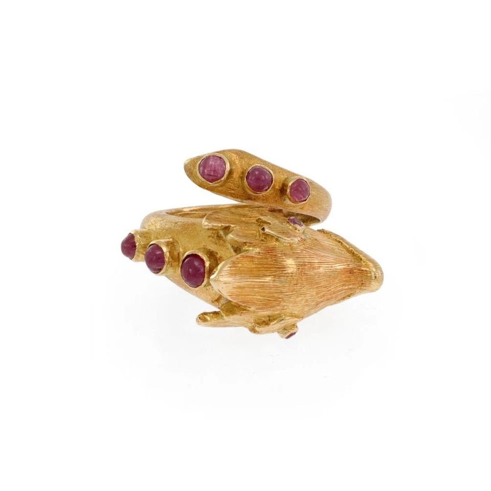 18K FISH RUBY RING YELLOW GOLD CABOCHON BYPASS VINTAGE BAND: 18K FISH RUBY RING YELLOW GOLD CABOCHON BYPASS VINTAGE BAND Vintage 18k Yellow Gold Cabochon Rubies Fish Bypass Ring Description This is an interesting vintage ring, crafted from 18k yellow gold with 