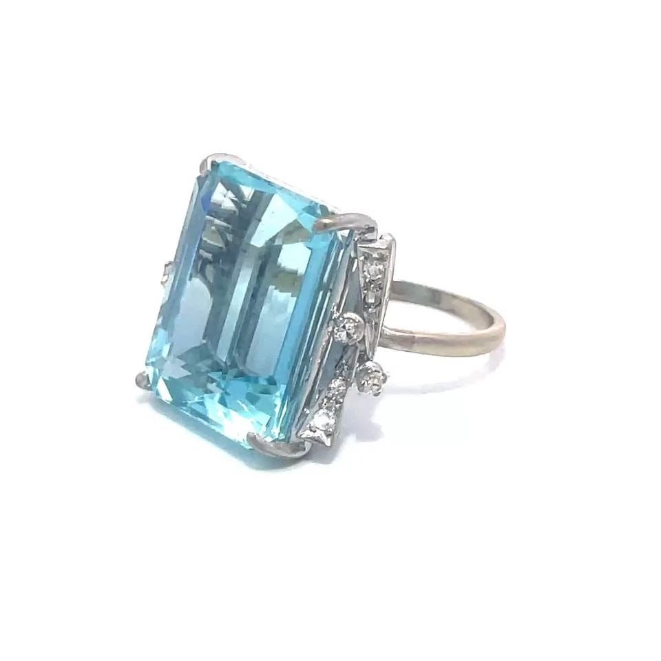 AQUAMARINE DIAMOND GOLD RING 14K WHITE LARGE COCKTAIL STYLE: AQUAMARINE DIAMOND GOLD RING 14K WHITE LARGE COCKTAIL STYLE This is a stunning piece of fine jewelry featuring a large rectangular-shaped aquamarine stone set in 14k white gold accented with diamonds 