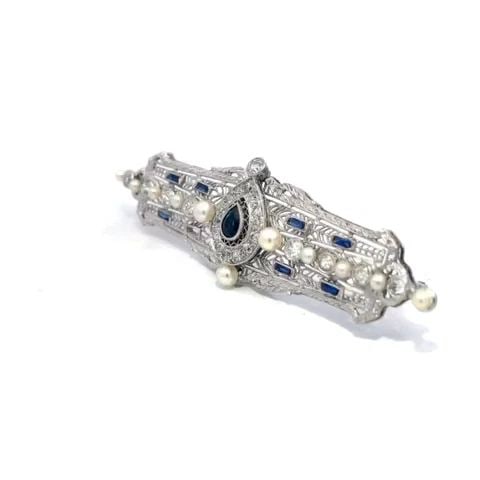 ART DECO DIAMOND PEARLS GOLD BROOCH 1CT 14K WHITE FILIGREE STYLE: ART DECO DIAMOND PEARLS GOLD BROOCH 1CT 14K WHITE FILIGREE STYLE This beautiful long Art Deco brooch is crafted from 14k white gold featuring a filigree design with a large pear shape in the center wi