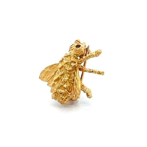 TIFFANY & CO. RUBY 18K YELLOW GOLD BEE BROOCH PIN: TIFFANY & CO. RUBY 18K YELLOW GOLD BEE BROOCH PIN This adorable authentic pin is from Tiffany & Co. Crafted from 18k yellow gold with a polished finish featuring a small be with double wings and a fin