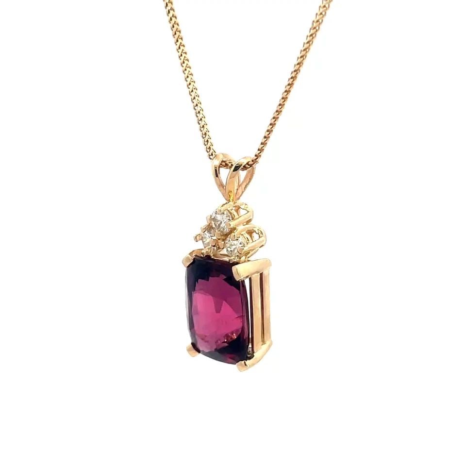 TOURMALINE DIAMOND GOLD PENDANT 14K YELLOW CHEVRON LINK CHAIN 10CARAT: TOURMALINE DIAMOND GOLD PENDANT 14K YELLOW CHEVRON LINK CHAIN 10CARAT This lovely pendant and chain are crafted from 14k yellow gold. The pendant is a long rectangle shape frame with a beautiful pink 