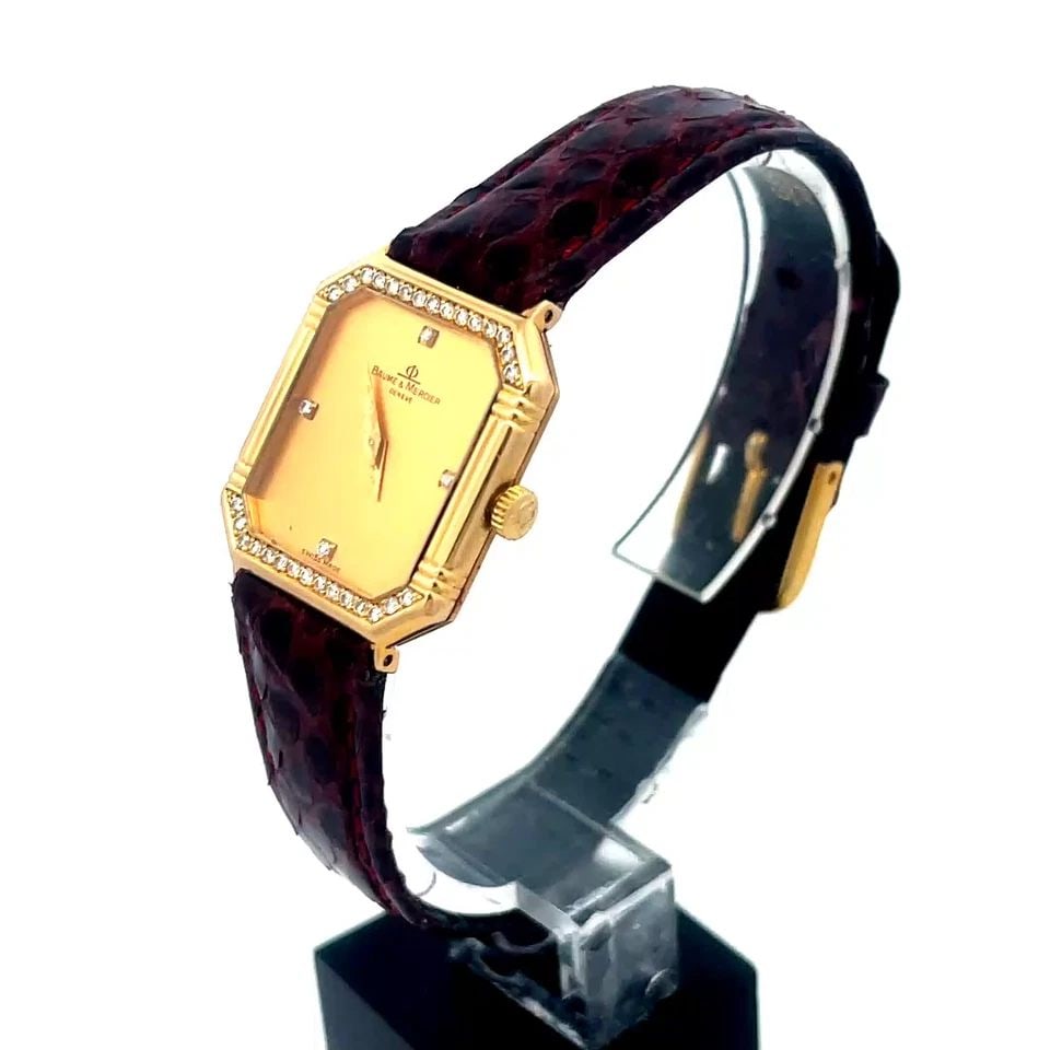 BAUME & MERCIER LADIES WATCH VINTAGE 18 KARAT GOLD DIAMOND QUARTZ WATCH: BAUME & MERCIER LADIES WATCH VINTAGE 18 KARAT GOLD DIAMOND QUARTZ WATCH This elegant vintage authentic women wristwatch if by Baum & Mercier, the case is crafted from 18k yellow gold featuring an octa