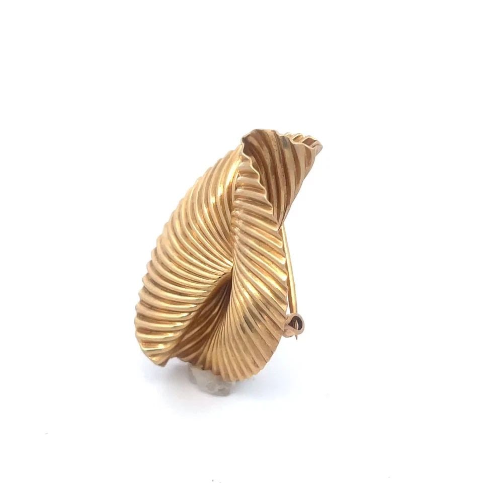 CARTIER VINTAGE GOLD BROOCH 14K YELLOW SWIRL SHELL DESIGN: CARTIER VINTAGE GOLD BROOCH 14K YELLOW SWIRL SHELL DESIGN This is a lovely vintage authentic brooch by Cartier, it is crafted from 14k yellow gold featuring a thin large ribbed shell set in a swirl do
