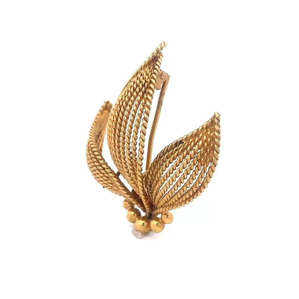 TIFFANY & CO. GOLD BROOCH VINTAGE 18K YELLOW MESH LEAVES STYLE: TIFFANY & CO. GOLD BROOCH VINTAGE 18K YELLOW MESH LEAVES STYLE This lovely authentic vintage brooch is from Tiffany & Co. It is crafted from 18k yellow gold featuring a triple mesh curved leaves set t