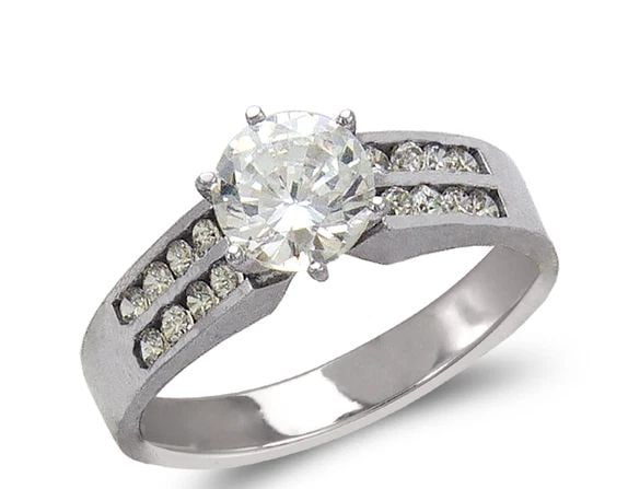 NEW 14K WHITE GOLD LADIES FASHION WHITE SOLITAIRE RING: NEW 14K WHITE GOLD LADIES FASHION WHITE SOLITAIRE RING LADIES FASHION WHITE SOLITAIRE RING NEW 14K WHITE GOLD Apx. WIDTH: 5mm Apx. WEIGHT: 3.9g