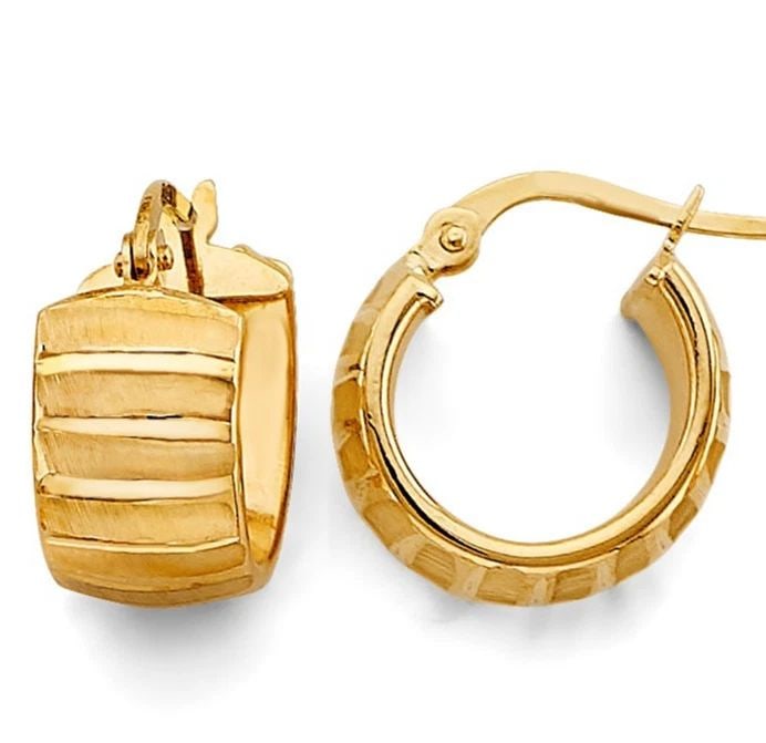 NEW 14K YELLOW GOLD SHINY DC HUGGIES EARRINGS: NEW 14K YELLOW GOLD SHINY DC HUGGIES EARRINGS SHINY DC HUGGIES EARRINGS NEW 14K YELLOW GOLD HEIGHT - 15 mm WIDTH - 15 mm Apx WEIGHT - 2.7 g