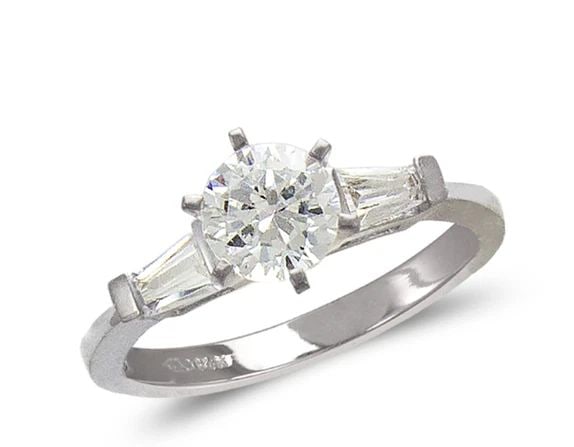 NEW 14K WHITE GOLD LADIES FASHION WHITE SOLITAIRE RING: NEW 14K WHITE GOLD LADIES FASHION WHITE SOLITAIRE RING LADIES FASHION WHITE SOLITAIRE RING NEW 14K WHITE GOLD Apx. WIDTH: 3mm Apx. WEIGHT: 3.5g