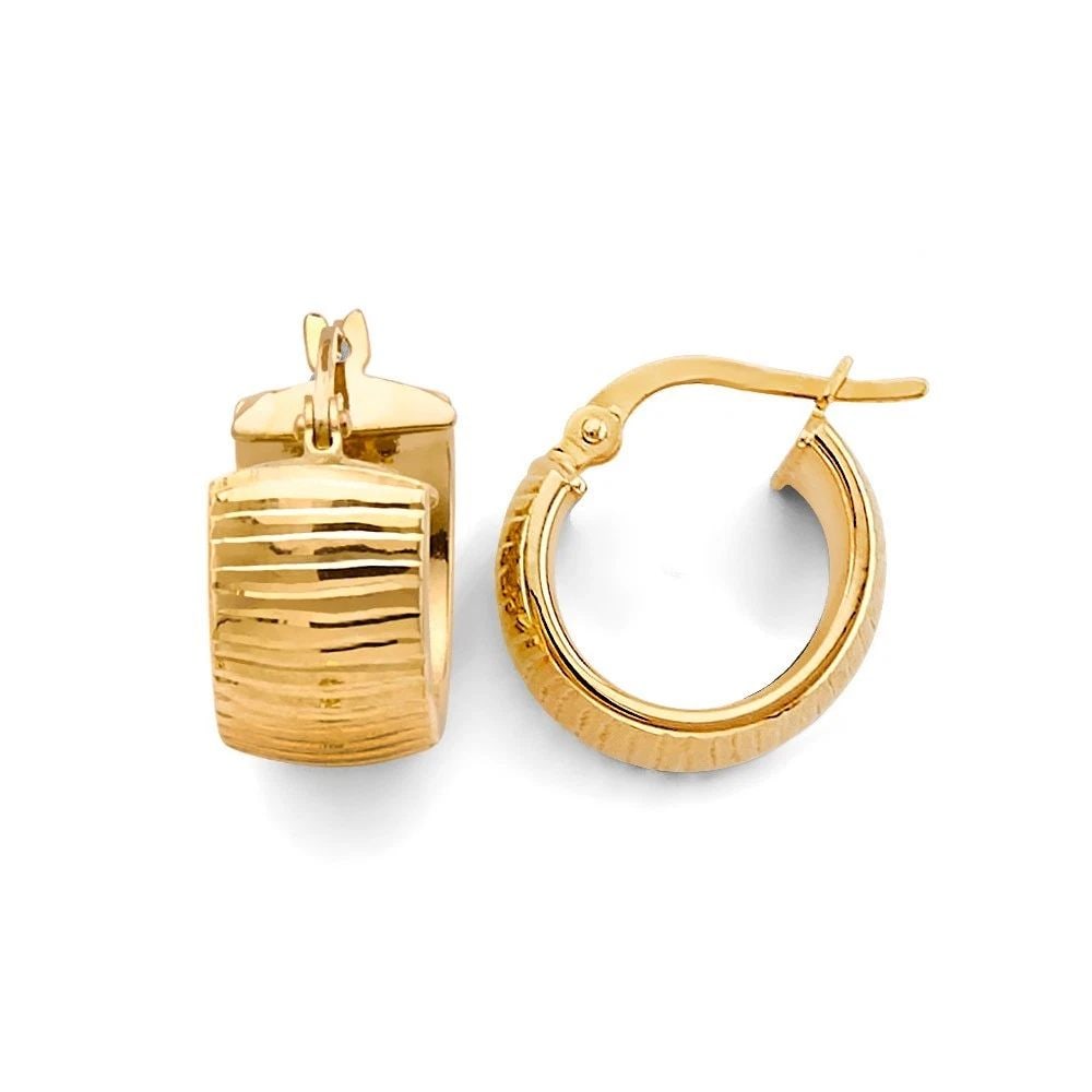 NEW 14K YELLOW GOLD SHINY DC HUGGIES EARRINGS: NEW 14K YELLOW GOLD SHINY DC HUGGIES EARRINGS SHINY DC HUGGIES EARRINGS NEW 14K YELLOW GOLD HEIGHT - 15 mm WIDTH - 15 mm Apx WEIGHT - 2.5 g