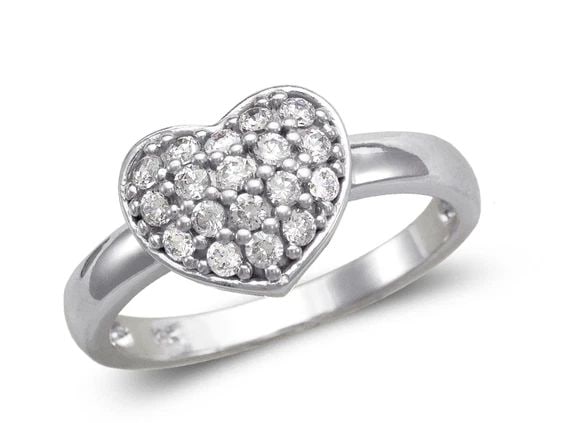 NEW 14K WHITE GOLD LADIES FANCY WHITE HEART RING: NEW 14K WHITE GOLD LADIES FANCY WHITE HEART RING LADIES FANCY WHITE HEART RING NEW 14K WHITE GOLD Apx. WIDTH: 9mm Apx. WEIGHT: 3.2g