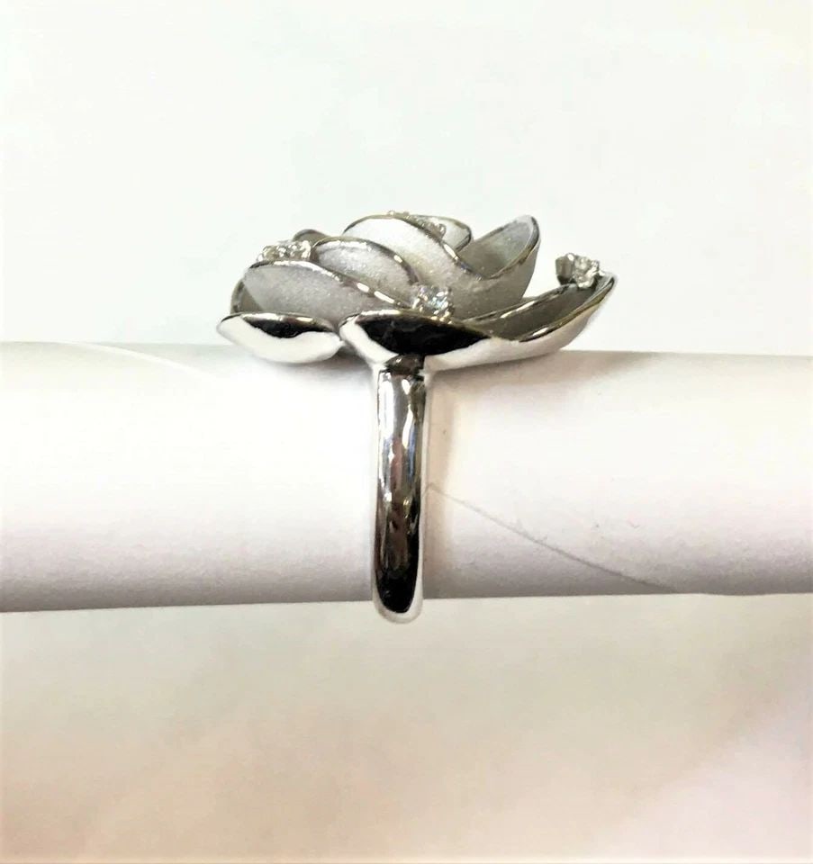 ANNAMARIA CAMMILLI 18K FLOWER STYLE DIAMOND RING OPERA UNICA (SIZE 7) 18.1G: ANNAMARIA CAMMILLI 18K UNIQUE 1 OF 1 FLOWER STYLE DIAMOND RING OPERA UNICA SIZE7 Annamaria Cammilli 18k One of One Unique Diamond Flower Style Ring You are bidding on a Annamaria Cammilli 18k One of O
