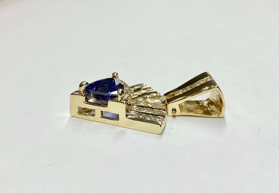 UNISEX 14K YELLOW GOLD PENDANT WITH 4CT TANZANITE AND 1CT DIAMONDS. (14.4 GRAMS): UNISEX 14K YELLOW GOLD PENDANT WITH 10MM TANZANITE AND 1CT DIAMONDS. (HEAVY) Unisex 14k Yellow Gold Pendant with 10mm Tanzanite and 1ct Diamonds (HEAVY) You are bidding on a pre-owned Unisex 14k Yello