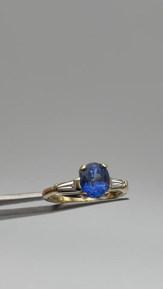 18K GOLD RING, 2.85CT NATURAL SAPPHIRE, 0.30CTW DIAMONDS (SIZE 7.5) 5.1 GRAM: 18K GOLD RING WITH A 2.85CT NATURAL SAPPHIRE AND 0.30CTS OF DIAMONDS SIZE: 7.5 18k Gold Ring with Natural Sapphire and 0.30cts of Diamond Condition: Used Material: 18k Yellow Gold Ring Size: 7.5 Weigh