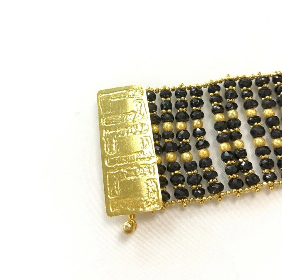 14K YELLOW GOLD & BLACK ONYX BEADED STYLE BRACELET ( 7 INCH ) 43G: 14K YELLOW GOLD BEAD STYLE BRACELET WITH ONYX 14k Yellow Gold Bead style Bracelet with Onyx You are bidding on a 14k Yellow Gold Bead style Bracelet with Onyx. There are few minor scratches on the bra