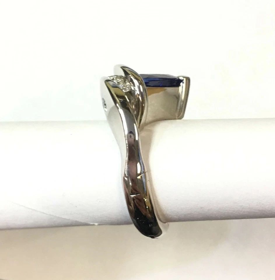14K WHITE GOLD RING, NATURAL TANZANITE, 0.34CTS DIAMONDS ( FINGER MATE SHANK ): 14K WHITE GOLD RING WITH NATURAL TANZANITE DIAMONDS FINGER MATE SHANK SIZE: 5.5 14k White Gold Ring with Natural Tanzanite Diamonds Finger mate Shank You are bidding on a 14k White Gold Ring with Natu