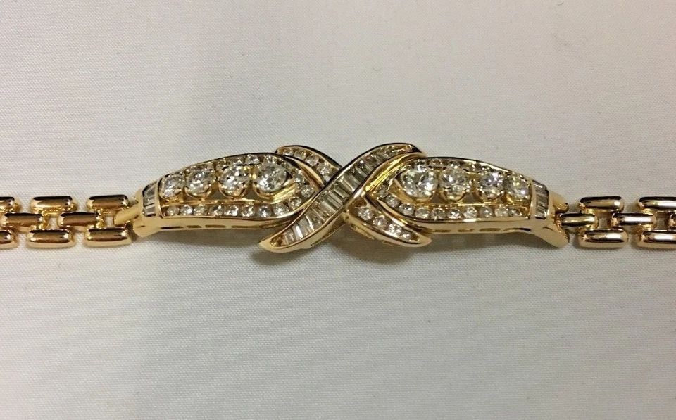 18K YELLOW GOLD BRACELET WITH 3.5CTW NATURAL DIAMONDS (7 INCH) 9.3 GRAM: 18K YELLOW GOLD LINKED BRACELET WITH DIAMONDS 18k Yellow Gold linked Bracelet with Diamonds You are bidding on a 18k Yellow Gold linked Bracelet with Diamonds. The bracelet is in excellent condition. 