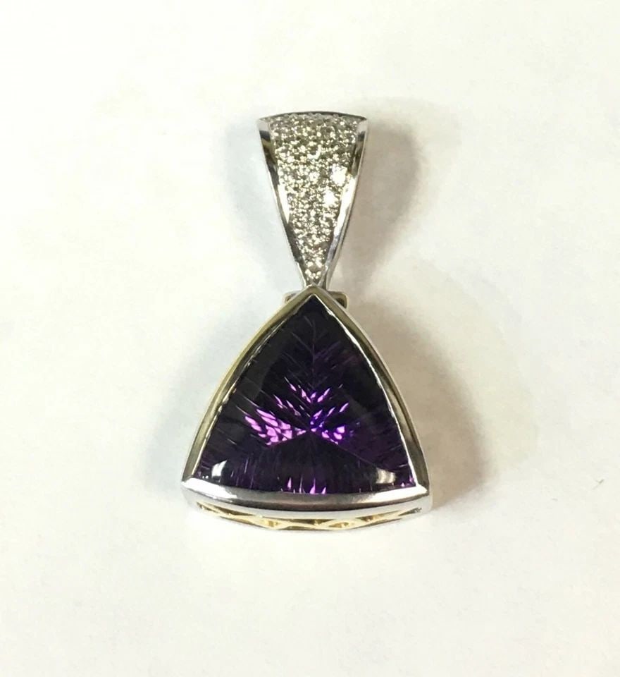 KOSTBAR 18K TWO TONED GOLD PENDANT WITH DIAMOND BAIL AND AMETHYST ( 9.9 GRAMS ): KOSTBAR 18K TWO TONED PENDANT WITH DIAMOND BAIL AND AMETHYST CENTER Kostbar 18k Two Toned Pendant with Diamond Bail and Amethyst Center You are bidding on a Kostbar 18k Two Toned Pendant with Diamond 