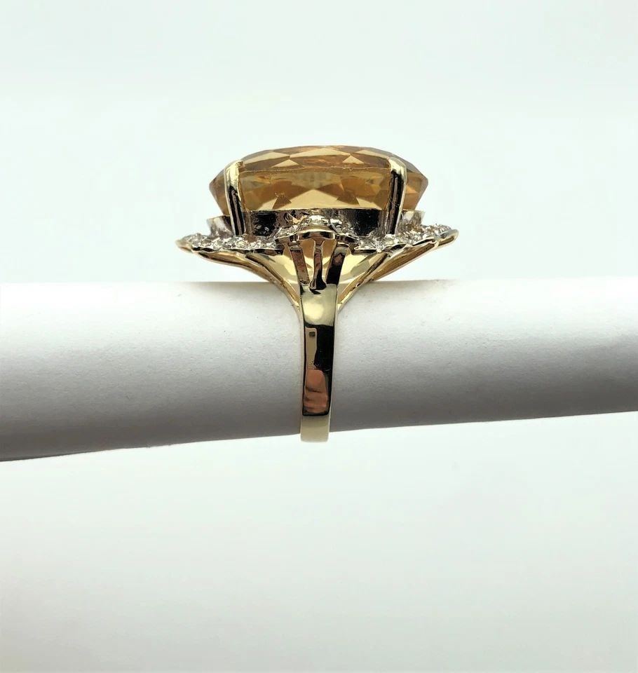 14K GOLD RING, 57CT YELLOW CITRINE, 0.60CTS OF DIAMONDS ( SIZE: 7.75 ) 19.5G: 14K GOLD RING WITH MASSIVE 57 CARAT CENTER YELLOW CITRINE STONE AND DIAMONDS 14k Gold Ring with MASSIVE 57 CARAT center Yellow Citrine Stone and Diamonds You are bidding on a 14k Gold Ring with MASSIV
