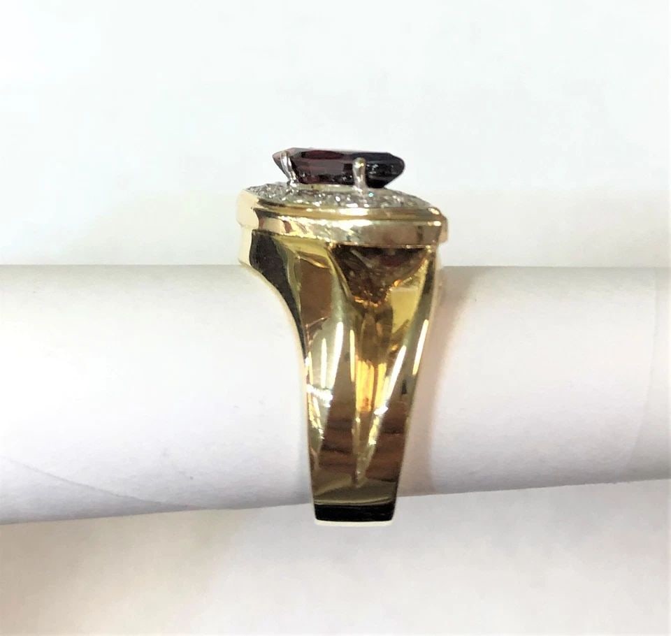 14K RING WITH MARQUISE GARNET AND 0.25CTW DIAMONDS (SIZE 5.75) 13.5 GRAM: 14K RING WITH CENTER MARQUISE GARNET AND DIAMONDS (SIZE: 5.75) 14k Ring with center marquise Garnet and Diamonds You are bidding on a 14k Ring with center marquise Garnet and Diamonds. The ring has be