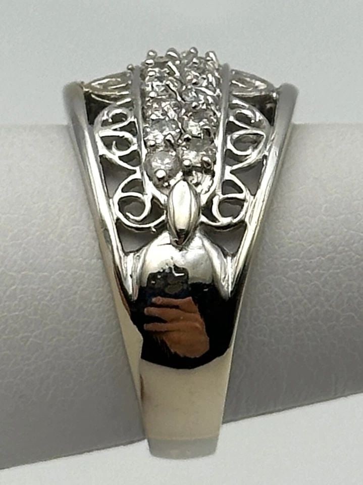 18K WHITE GOLD RING / BAND SET WITH 1.00CT OF DIAMONDS ( SIZE: 7.25 ) 8.5G: 18k White Gold Ring / Band set with 1.00ct of Diamonds Condition: Used Material: 18k White Gold Ring Size: 7.25 Weight: 8.5 grams Top Width: 13mm Bottom Width: 3.6mm Stone Info: All Diamonds are round