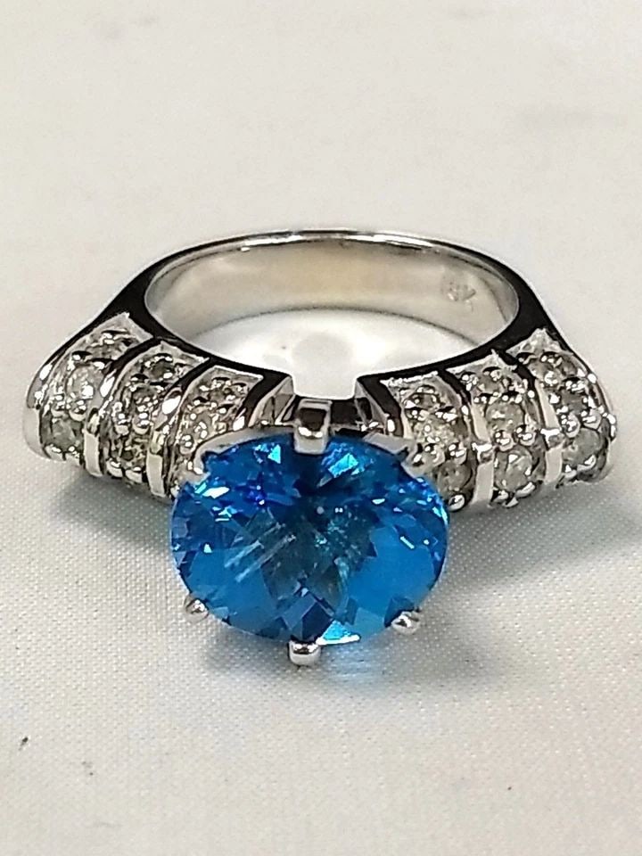 18K WHITE GOLD RING, 3.18CT BLUE TOPAZ, 0.80CTS OF DIAMONDS ( SIZE: 6 ) 10.7G: 18K WHITE GOLD BLUE TOPAZ AND DIAMOND RING 18k White Gold Blue Topaz Ring with Diamonds You are bidding on a 18k white gold ring with genuine topaz and diamonds. The ring is new and only has a small a
