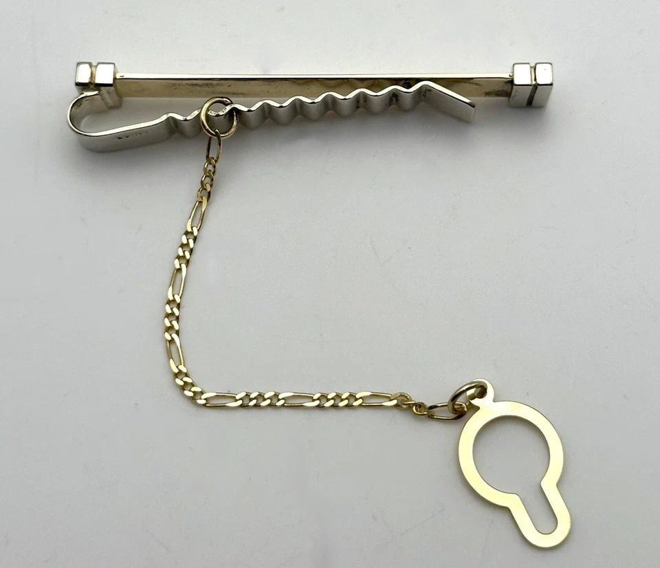 14K TWO TONED WHITE/YELLOW GOLD TIE BAR CLIP WITH 3.25" DANGLE CHAIN ( 11.9G ): 14K TWO TONED WHITE/YELLOW GOLD TIE BAR CLIP WITH DANGLE CHAIN 11.9 GRAMS 14k Two Toned Gold Tie Bar Clasp / Clip with dangle Chain Condition: Used has been cleaned Material: 14k Yellow & White Gold B