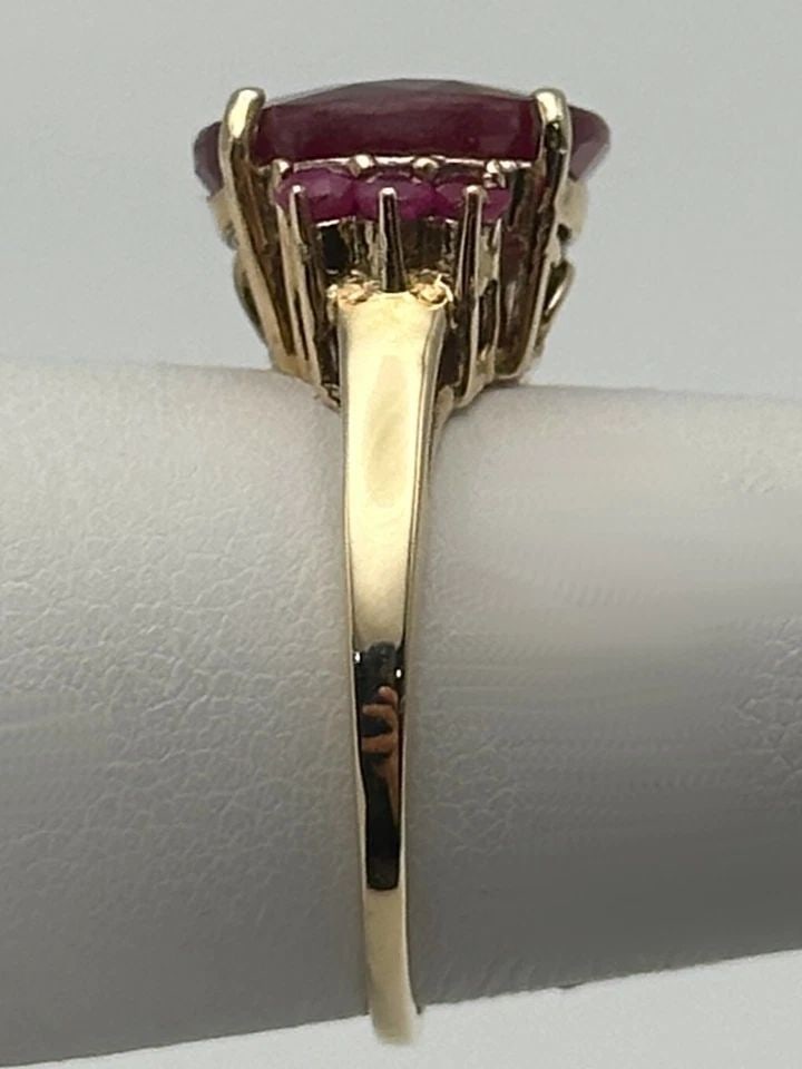 10K GOLD RING WITH 8CTS OF NATURAL RUBIES, 12MM CENTER RUBY ( SIZE: 8 ) 3.9G: 10K GOLD RING WITH 8CTS OF NATURAL RUBIES, 12MM CENTER RUBY SIZE: 8 10k Gold Ring with 8cts of Genuine Rubies, 12mm Center Ruby Condition: Used Material: 10k Yellow Gold Ring Size: 8 Weight: 3.9 grams