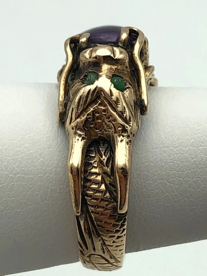 14K GOLD DRAGON RING SET WITH AMETHYST AND JADE ( SIZE: 7.5 ) 10.6G: 14K GOLD DRAGON RING SET WITH AMETHYST AND JADE SIZE: 7.5 14k Gold Dragon Ring set with Amethyst and Jade Condition: Used Material: 14k Yellow Gold Ring Size: 7.5 Weight: 10.6 grams Top Width: 10.5mm 