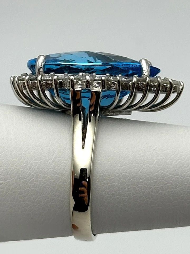 14K WHITE GOLD RING, PEAR SWISS BLUE TOPAZ, 0.84CTS DIAMONDS ( SIZE: 7.5 ) 9.7G: 14K WHITE GOLD RING PEAR SHAPED WITH SWISS BLUE TOPAZ AND 0.84CTS OF DIAMONDS 14k White Gold Ring Pear Shaped with Swiss Blue Topaz and 0.84cts of Diamonds Condition: Used Material: 14k White Gold Rin