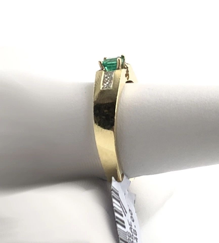 NEW 18K GOLD RING WITH NATURAL EMERALD, 0.33CTS OF DIAMONDS ( SIZE: 11 ) 7.3G: 18K GOLD RING WITH NATURAL EMERALD AND 0.33CTS OF DIAMONDS SIZE: 11 18k Gold Ring with Natural Emerald and 0.33cts of Diamonds You are bidding on a 18k Gold Ring with Natural Emerald and 0.33cts of Di