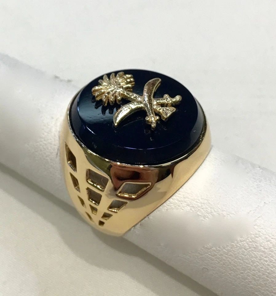 18K GOLD RING WITH BLACK ONYX STONE, UNO-A-ERRE ( SIZE: 8.25 ) 14.3G: 18K GOLD RING WITH ONYX UNO-A-ERRE 18k Gold Ring with Onyx Uno-A-Erre You are bidding on a 18k Gold Ring with Onyx Uno-A-Erre. There are a few minor scratches on the ring from being moved around in in