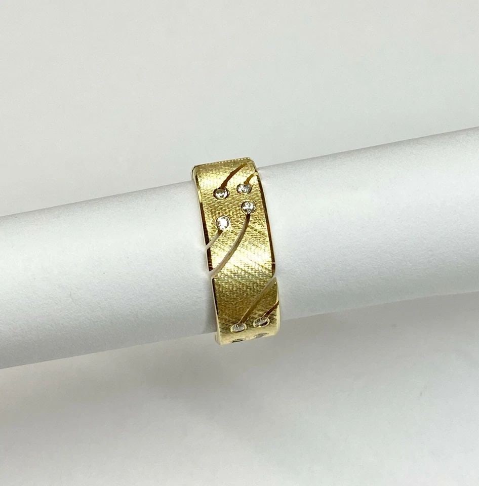 MEN'S 14K YELLOW GOLD WEDDING BAND WITH CZ (SIZE 9.25) 9.7 GRAMS 8MM WIDE: MEN'S 14K YELLOW GOLD WEDDING BAND WITH CZ STONES (SIZE 9.25) Men's 14k Yellow Gold Wedding Band with CZ Stones (Size 9.25) You are bidding on a pre-owned Men's 14k Yellow Gold Wedding Band with CZ St