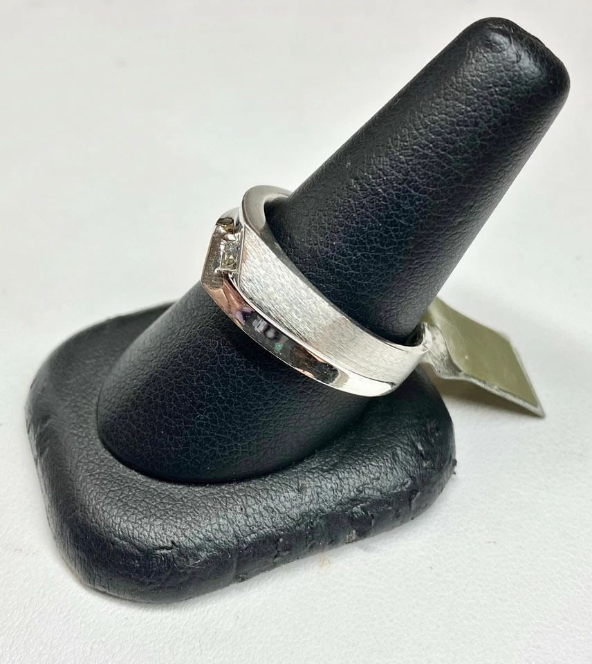 MEN'S 14K WHITE GOLD BAND WITH 0.25CT PRINCESS CUT DIAMOND (SIZE: 10) 9.7 GRAMS: MEN'S 14K WHITE GOLD BAND WITH 0.25CTS PRINCESS CUT DIAMOND (SIZE 10) Men's 14k White Gold Band with 0.25cts Princess Cut Diamond (Size 10) You are bidding on a pre-owned Men's 14k White Gold Band wit