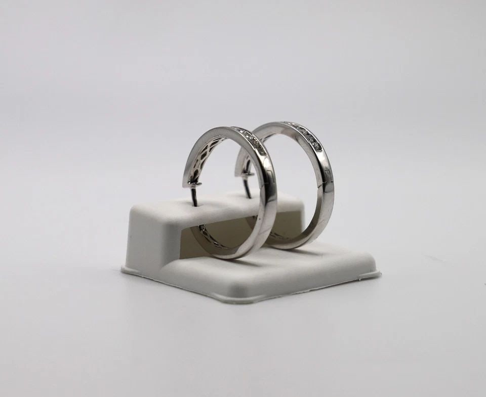 14K WHITE GOLD HOOP STYLE EARRINGS WITH 1.00CTW NATURAL DIAMONDS 9.3 GRAMS: 14K WHITE GOLD HOOP STYLE EARRINGS WITH 1.00CTW OF DIAMONDS 14k White Gold Hoop style Earrings with 1.00ctw of Diamonds You are bidding on a 14k White Gold Hoop style Earrings with 1.00ctw of Diamonds