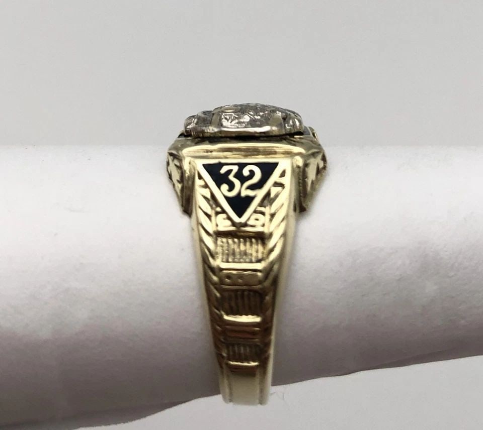 14K GOLD FREE MASON RING, WITH CENTER PHOENIX, 32 DEGREE, ( SIZE: 9.25 ) 9.7G: 14K GOLD FREE MASON RING, WITH CENTER PHOENIX, 32 DEGREE 9.7GRAM SIZE: 9.25 14k Yellow Gold Free Mason Ring, with center Phoenix, 32 Degree Size: 9.25 You are bidding on a 14k Yellow Gold Free Mason R