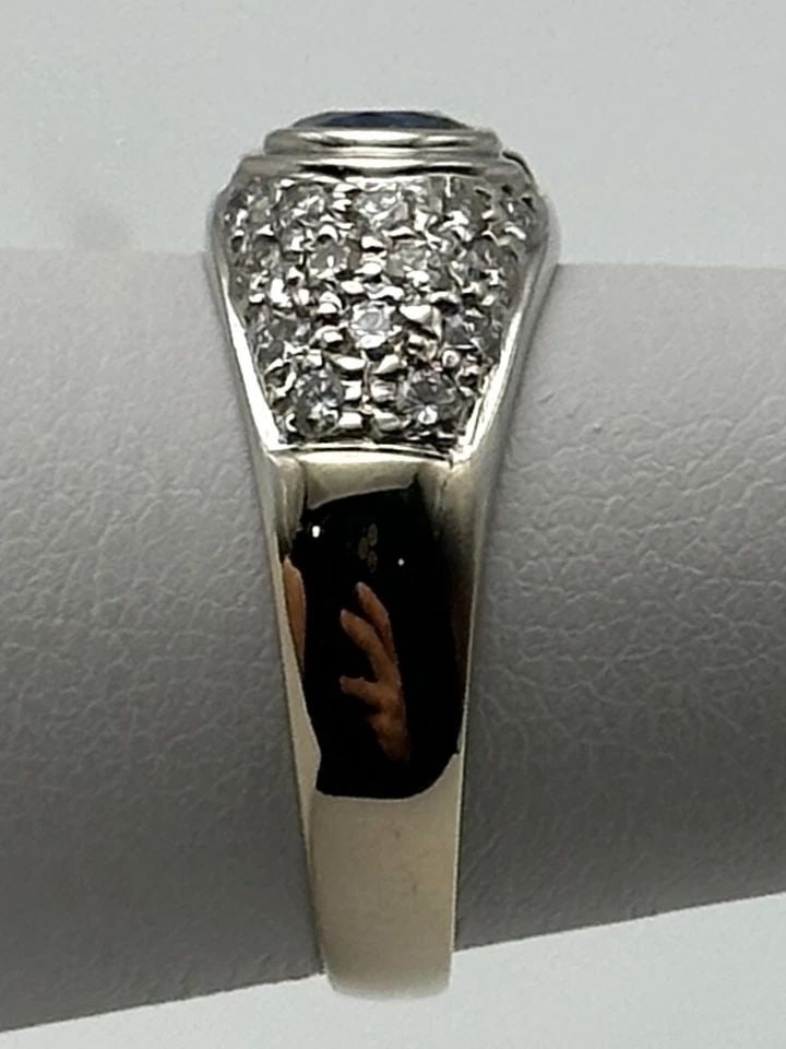 18K WHITE GOLD RING, 1.5CT NATURAL SAPPHIRE, 0.50CTS DIAMONDS ( SIZE: 6.5 ) 4.2G: 18K WHITE GOLD RING WITH 1.5CT NATURAL SAPPHIRE AND 0.50CTW DIAMONDS SIZE: 6.5 18k White Gold Ring with 1.5ct Natural Sapphire and 0.50cts of Diamonds Condition: Used, has been cleaned Material: 18k W