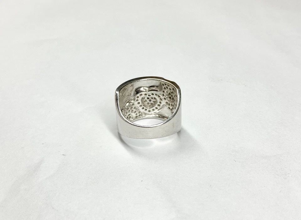 14K WHITE GOLD HEART & FLOWER RING, 0.65CTS OF DIAMONDS ( SIZE: 8 ) 9.3G: WOMEN'S 14K WHITE GOLD HEART AND FLOWER RING WITH 0.65CT DIAMONDS (SIZE 8) Women's 14k White Gold Ring with 0.65ct Diamonds (Size 8) You are bidding on a pre-owned Women's 14k White Gold Ring with Dia