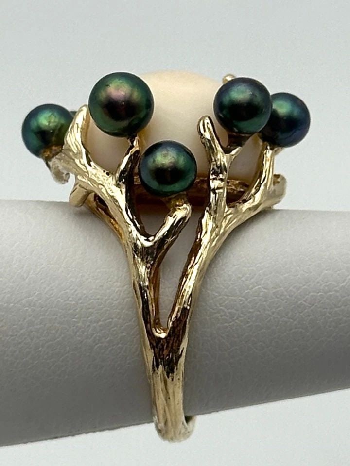 14K GOLD RING, BRANCH STYLE, CORAL, GREEN / BLACK PEARLS ( SIZE: 5.75 ) 10.1G: 14K GOLD RING, BRANCH STYLE SET WITH CORAL AND GREEN / BLACK PEARLS SIZE: 5.75 14k Gold Ring, Branch Style set with Coral and Green / Black Pearls Condition: Used, has been cleaned Material: 14k Yello