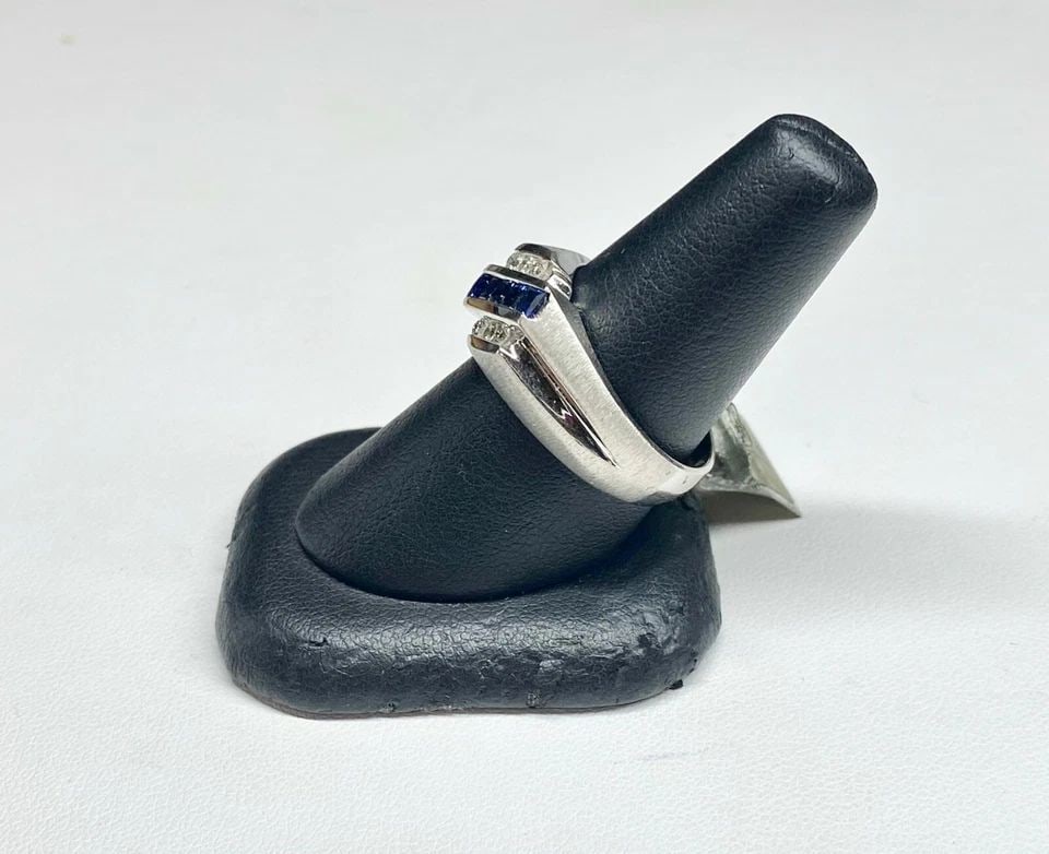 14K WHITE GOLD RING, 0.75CTS OF SAPPHIRES, 0.25CTS OF DIAMONDS ( SIZE: 9 ) 9.7G: MEN'S 14K WHITE GOLD RING WITH PRINCESS CUT NATURAL SAPPHIRE AND DIAMONDS SIZE 9 Men's 14k White Gold Ring with Princess Cut Natural Sapphire and Diamonds (Size 9) You are bidding on a pre-owned Men's