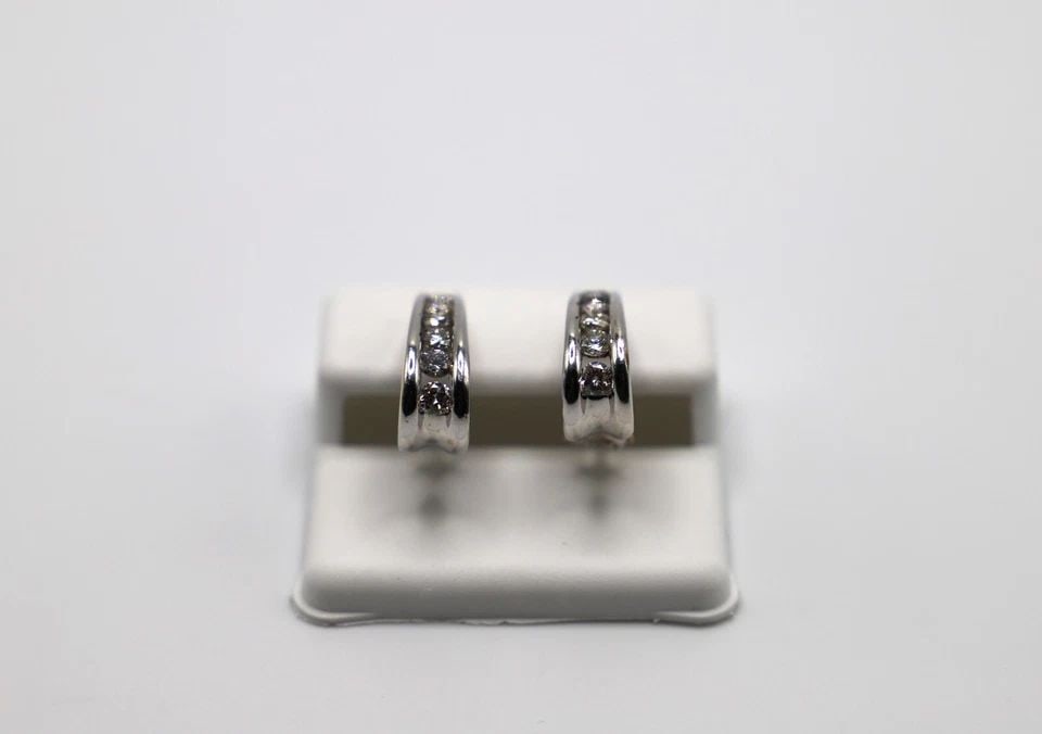 14K WHITE GOLD HALF HOOPS STYLE EARRINGS WITH 1CTW DIAMONDS AND OMEGA BACKS: 14K WHITE GOLD HALF HOOPS STYLE EARRINGS WITH 1CTW DIAMONDS AND OMEGA BACKS 14k White Gold Half Hoops style Earrings with 1cts Diamonds and Omega Backs You are bidding on a 14k White Gold Half Hoops s