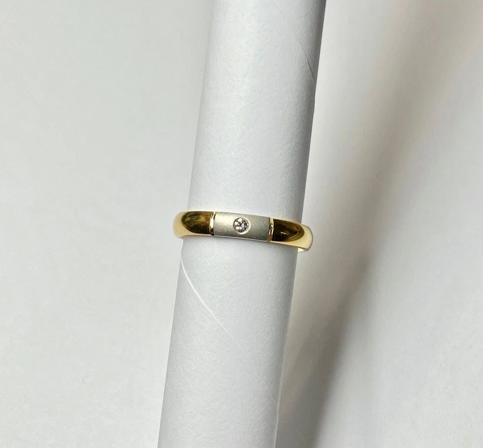 NOVELL UNISEX 18K GOLD AND PLATINUM BAND WITH 0.05CT DIAMOND ( SIZE: 10 ) 6.1G: NOVELL UNISEX 18K YELLOW GOLD AND PLATINUM BAND WITH 0.05CT DIAMOND (SIZE 10) Novell Unisex 18k Yellow gold and Platinum Band with 0.05CT Diamond (Size 10) You are bidding on a pre-owned Novell Unisex