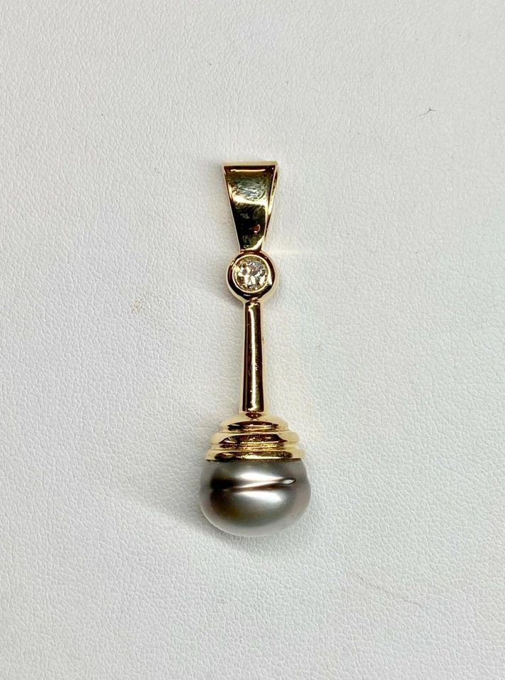 14K YELLOW GOLD PENDANT WITH 13MM SOUTH SEA PEARL AND DIAMOND (8.7 GRAM): 14K YELLOW GOLD PENDANT WITH 13MM SOUTH SEA CIRCLE PEARL AND DIAMOND 14k Yellow Gold Pendant with 13mm South Sea Circle Pearl and Diamond You are bidding on a pre-owned 14k Yellow Gold Pendant with 13