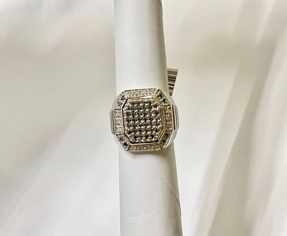 10K WHITE GOLD MEN'S RING WITH 1.0CT BLACK/WHITE DIAMONDS (SIZE 10.25) 9.6GRAM: 10K WHITE GOLD MEN'S RING WITH 1.0CT BLACK/WHITE DIAMONDS (SIZE 10.25) NWT 10k White Gold Men's Ring With 1.0ct Black/White Diamonds (Size 10.25) NWT You are bidding on a new with tags 10k White Gold 