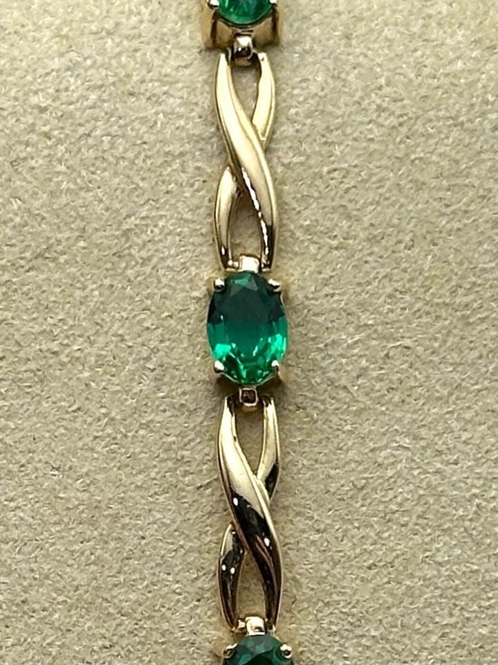 14K GOLD LINK BRACELET WITH 3.25CTS LAB CREATED EMERALDS ( 7 INCH ) 5.9 GRAMS: 14K GOLD LINK BRACELET WITH 3.25CTS LAB CREATED EMERALDS 7 INCHES 5.9 GRAMS 14k Gold Link Bracelet with 3.25cts Lab created Emeralds Condition: Used Material: 14k Yellow Gold Weight: 5.9 grams Bracele